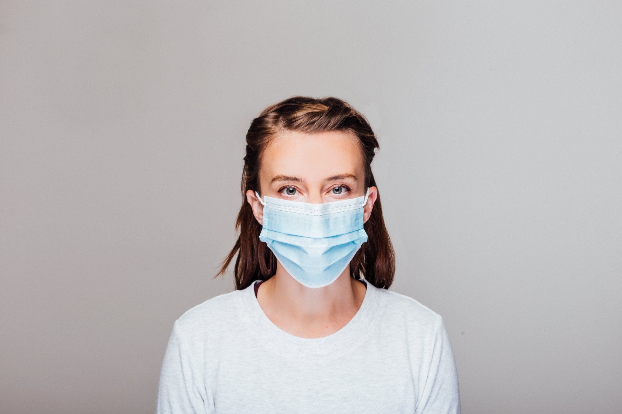 Disposable 3-ply face mask with ear loops for comfortable, breathable protection against dust and airborne particles.